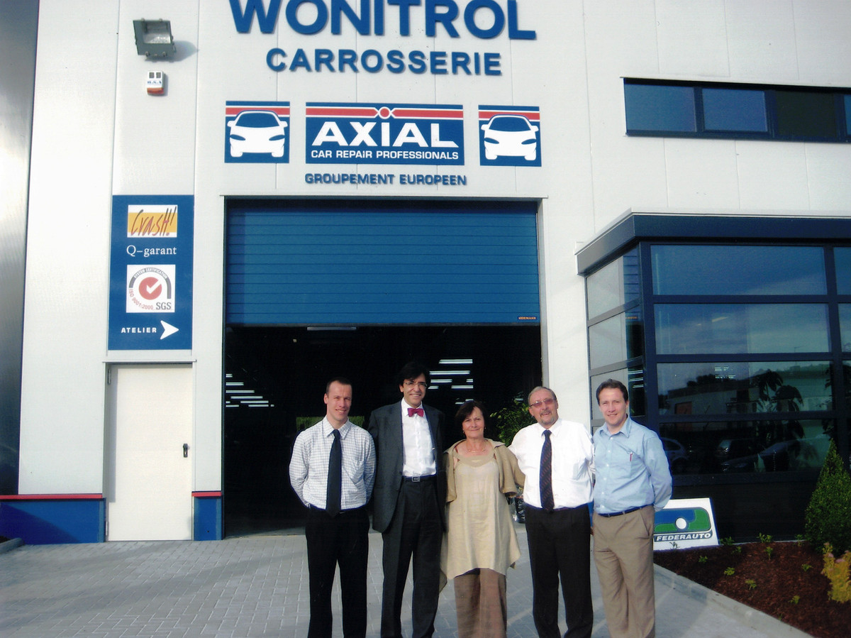 De familie Lanhove voor de werkplaats van Wonitrol Carrosserie.